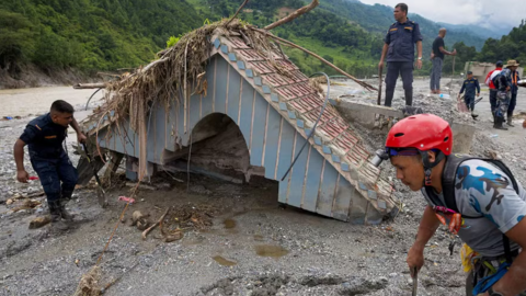 Người phụ nữ Nepal bất ngờ sống lại sau 10 ngày giữa bùn đất của lũ quét