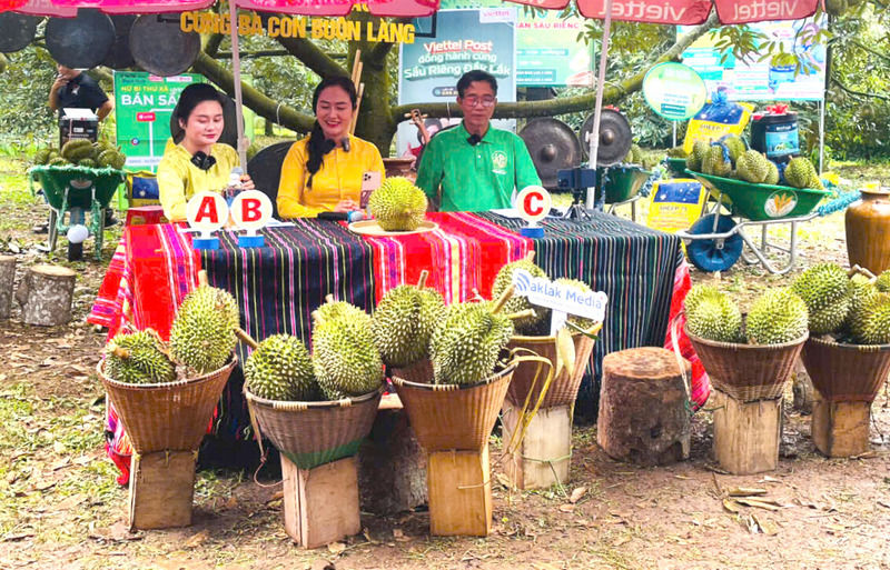 Bí thư Đảng ủy xã Ea Knuếc (ở giữa) cho biết bản thân mình cũng phải học từ thực tiễn để biết kinh tế số khó, vướng ở đâu để đồng hành, hỗ trợ người dân ứng dụng công nghệ số tự tin giới thiệu chính những sản phẩm nông sản mình làm ra. Ảnh: Trang thông tin xã Ea Knuếc