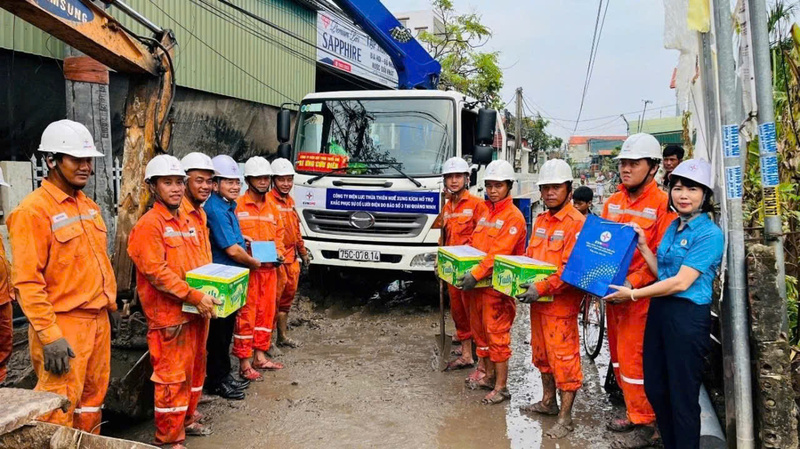 Anh Phan Văn Đoàn cùng anh em Đội xung kích Điện lực Huế tham gia hỗ trợ, sửa chữa điện tại tỉnh Quảng Ninh năm 2024. Ảnh: D. Huyền