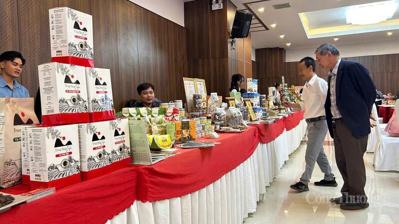 Các sản phẩm nông sản Tây Nguyên tại chương trình tổ chức đoàn doanh nghiệp nước ngoài vào Việt Nam giao dịch mua hàng. Ảnh: Vũ Long