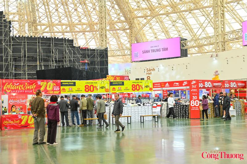 Ngày thứ hai, Hội chợ Mùa Xuân 2026 ghi nhận không khí mua sắm sôi động khi đông đảo người dân đến tham quan, lựa chọn hàng hóa và “săn sale” dịp cuối năm.