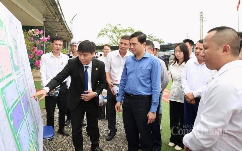 Chủ tịch HĐQT Tập đoàn Việt Hưng Ninh Văn Sức báo cáo tiến độ triển khai dự án với Chủ tịch UBND tỉnh Nguyễn Hoài Anh cùng đoàn công tác. Ảnh: Phong Sắc