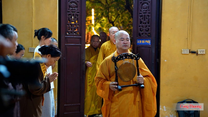 Lãnh đạo Trung ương Giáo hội Phật giáo Việt Nam theo sự dẫn xướng của chuông gia trì, từng bước quang lâm chánh điện để cử hành nghi thức tụng kinh cầu tưởng niệm.