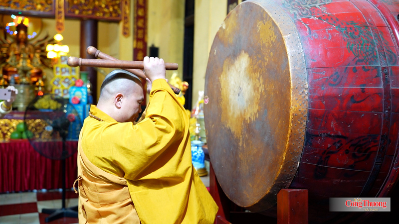 Hòa cùng tiếng chuông, âm vang của trống Bát-nhã cũng được chư Tăng gióng lên, như một lời nguyện cầu thiêng liêng gửi gắm niềm tri ân tới các anh hùng liệt sĩ.