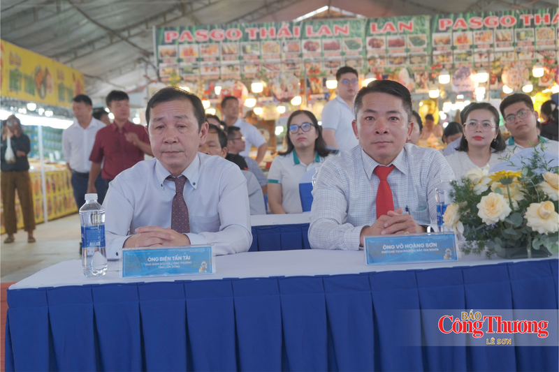 Ông Biện Tấn Tài, Phó Giám đốc Sở Công Thương tỉnh Lâm Đồng (bìa trái) tại lễ khai mạc.