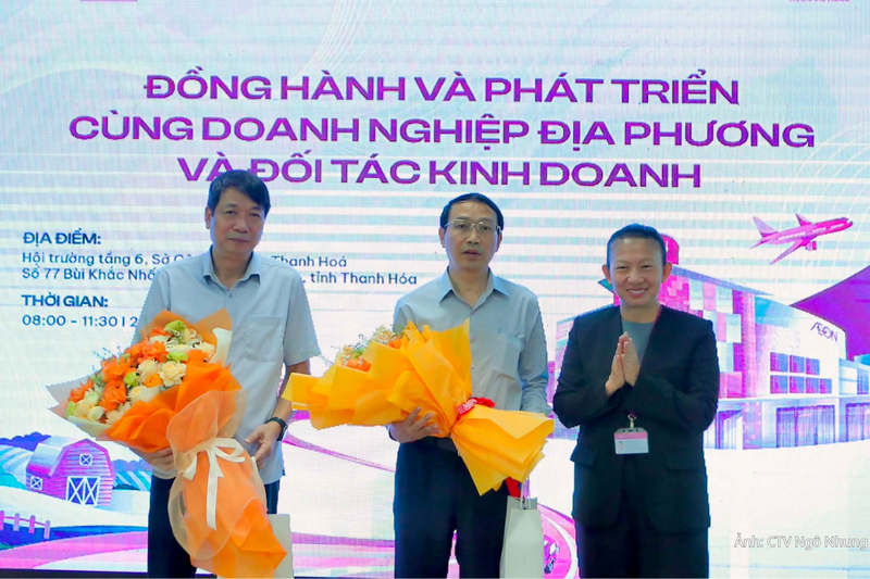 Ông Lê Tiến Dũng (đứng giữa), Phó Giám đốc Sở Công Thương Thanh Hóa cùng với Công ty TNHH AEON Việt Nam đồng hành và phát triển cùng doanh nghiệp địa phương, đưa đặc sản xứ Thanh vào hệ thống bán lẻ hiện đại.