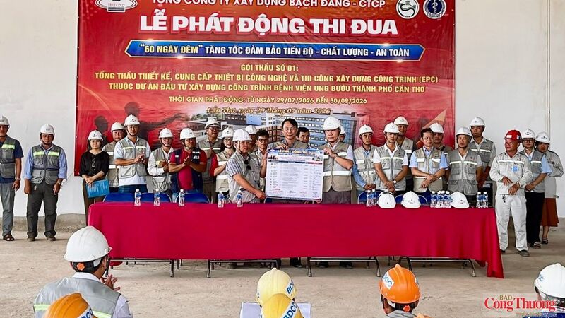 Các nhà thầu và đơn vị thi công ký cam kết với chủ đầu tư, hưởng ứng phong trào thi đua đưa Dự án Bệnh viện Ung bướu Cần Thơ về đích theo kế hoạch.