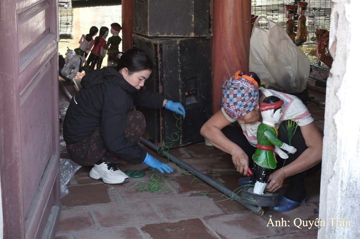 Các nghệ nhân kiểm tra lại các khớp nối của con rối trước giờ biểu diễn.