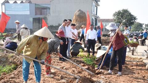 Phụ nữ Lộc Hà (Hà Tĩnh) ra quân chỉnh trang nhà sạch, vườn đẹp