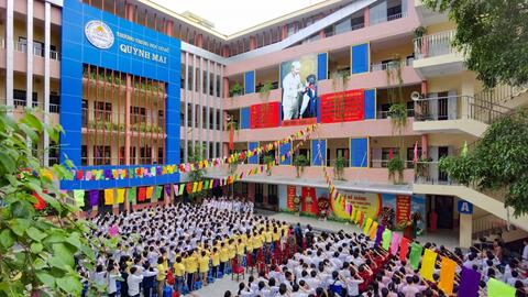 Học trò lớp 9 lưu luyến thầy cô, cùng chúc nhau thi đỗ