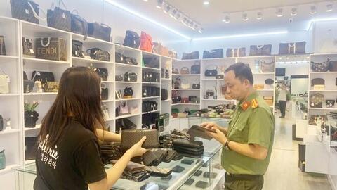 Tạm giữ lô hàng giả nhãn hiệu trị giá 5 tỷ đồng tại 2 shop sang ở Hà Nội