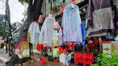 Người dân ‘đội mưa’ chờ xem sơ duyệt diễu binh, áo mưa ‘lên ngôi’