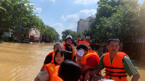 Công an Hà Nội nỗ lực hỗ trợ người dân vùng lũ ngập sâu xã Trung Giã