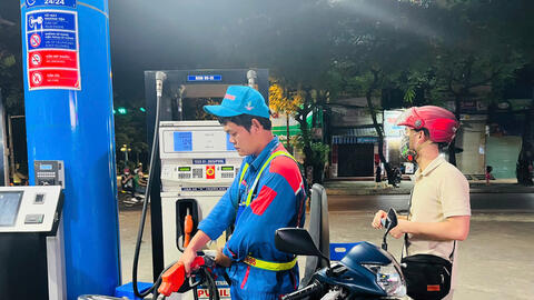 Giá xăng dầu hôm nay ngày 17/11/2025: Tiếp tục tăng mạnh