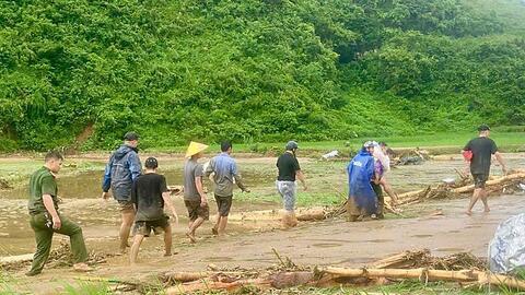 Lai Châu: Giải cứu thành công 2 người  mắc kẹt giữa dòng lũ