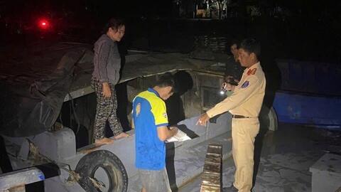 Tạm giữ 4 tàu chở 80m3 khoáng sản không rõ nguồn gốc xuất xứ