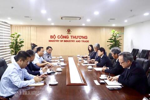 Thứ trưởng Nguyễn Hoàng Long làm việc với lãnh đạo Công ty MOECO