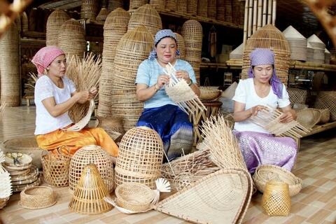Nữ giám đốc hồi sinh làng nghề tre, tạo sinh kế cho phụ nữ Khmer