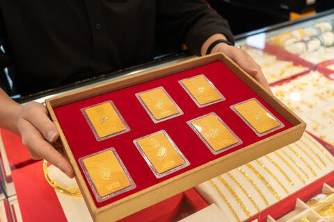 Giá vàng hôm nay (19/8): Rơi khỏi ngưỡng 4.400 USD/ounce