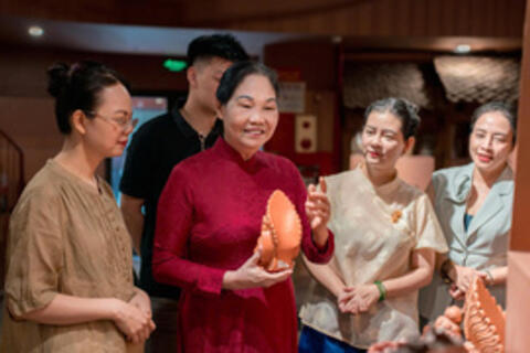 Nghệ nhân Hà Thị Vinh: 'Mong làng gốm trăm năm có thêm nhiều trăm năm nữa'