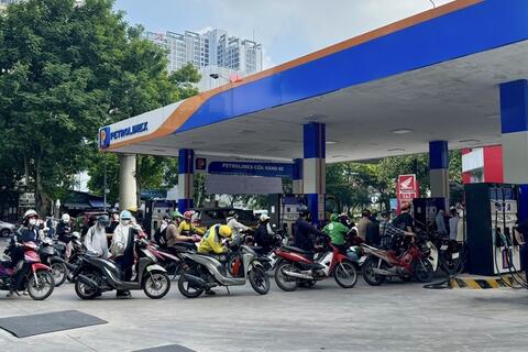 Giá xăng E10 giảm hơn 1.800 đồng/lít từ chiều 22/10