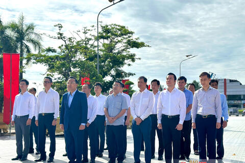 Đoàn công tác Bộ Công Thương dâng hương tưởng niệm các Anh hùng liệt sĩ tại Tây Ninh