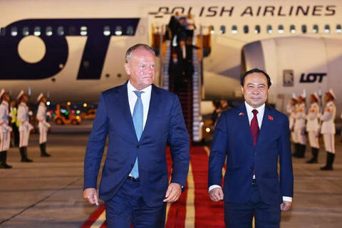 Thủ tướng Ba Lan Donald Tusk đến Hà Nội, thăm chính thức Việt Nam