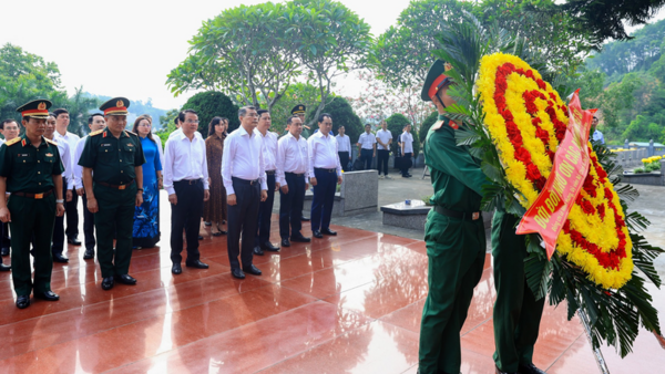 Thủ tướng dâng hương tưởng niệm các Anh hùng liệt sĩ và tặng quà gia đình có công với cách mạng tại Lào Cai