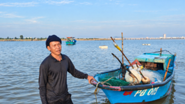 Từ cậu bé theo ghe mưu sinh đến Nhà giáo Ưu tú