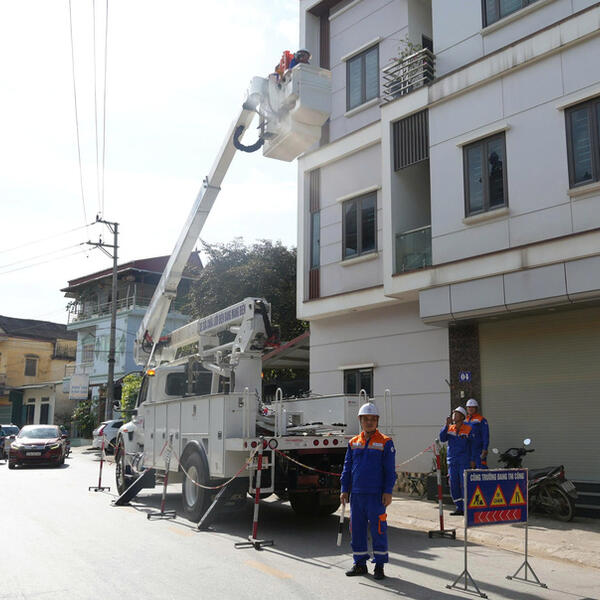 Sửa chữa điện hotline: Giữ vững dòng điện mùa cao điểm