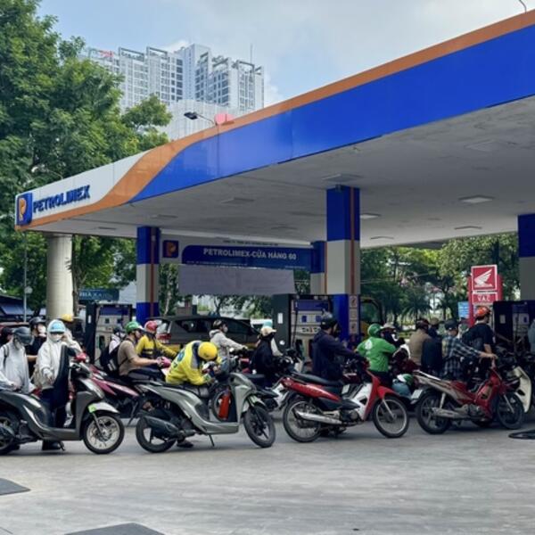 Giá xăng E10 giảm hơn 1.800 đồng/lít từ chiều 22/10