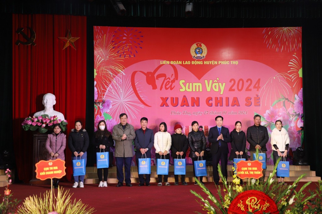 LĐLĐ huyện Phúc Thọ đã trao gần 700 suất quà cho người lao động, con công nhân LĐLĐ huyện Phúc Thọ đã trao gần 700 suất quà cho người lao động, con công nhân