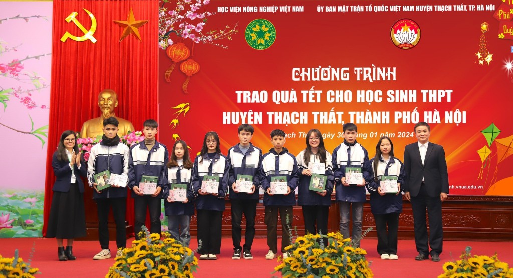 Đại diện Học viện Nông nghiệp Việt Nam trao quà cho học sinh vượt khó vươn lên trong học tập tại huyện thạch Thất Đại diện Học viện Nông nghiệp Việt Nam trao quà cho học sinh vượt khó vươn lên trong học tập tại huyện thạch Thất