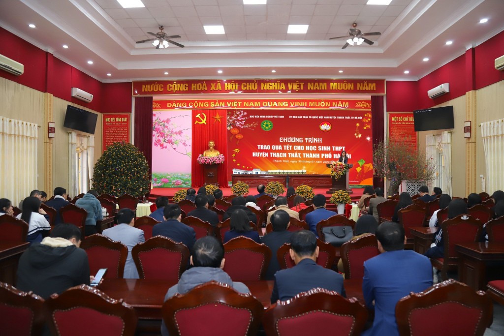ThS. Đỗ Thị Kim Hương, Giám đốc Trung tâm Quan hệ công chúng và Hỗ trợ sinh viên giới thiệu về Học viện Nông nghiệp Việt Nam với học sinh và các đại biểu ThS. Đỗ Thị Kim Hương, Giám đốc Trung tâm Quan hệ công chúng và Hỗ trợ sinh viên giới thiệu về Học viện Nông nghiệp Việt Nam với học sinh và các đại biểu