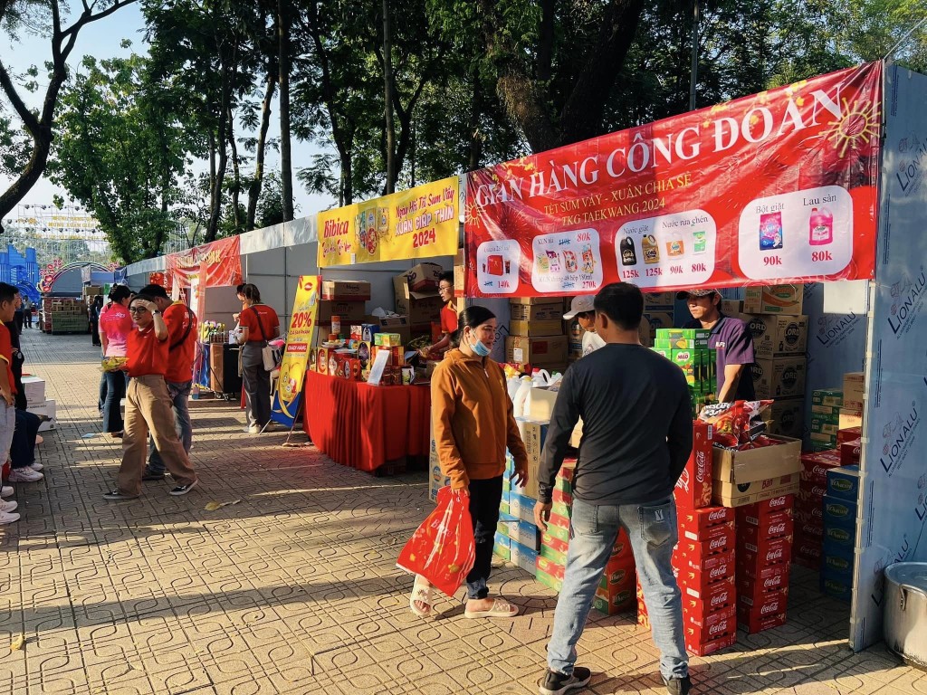Đoàn viên, người lao động mua sắm tại Chợ Tết Công đoàn Đoàn viên, người lao động mua sắm tại Chợ Tết Công đoàn