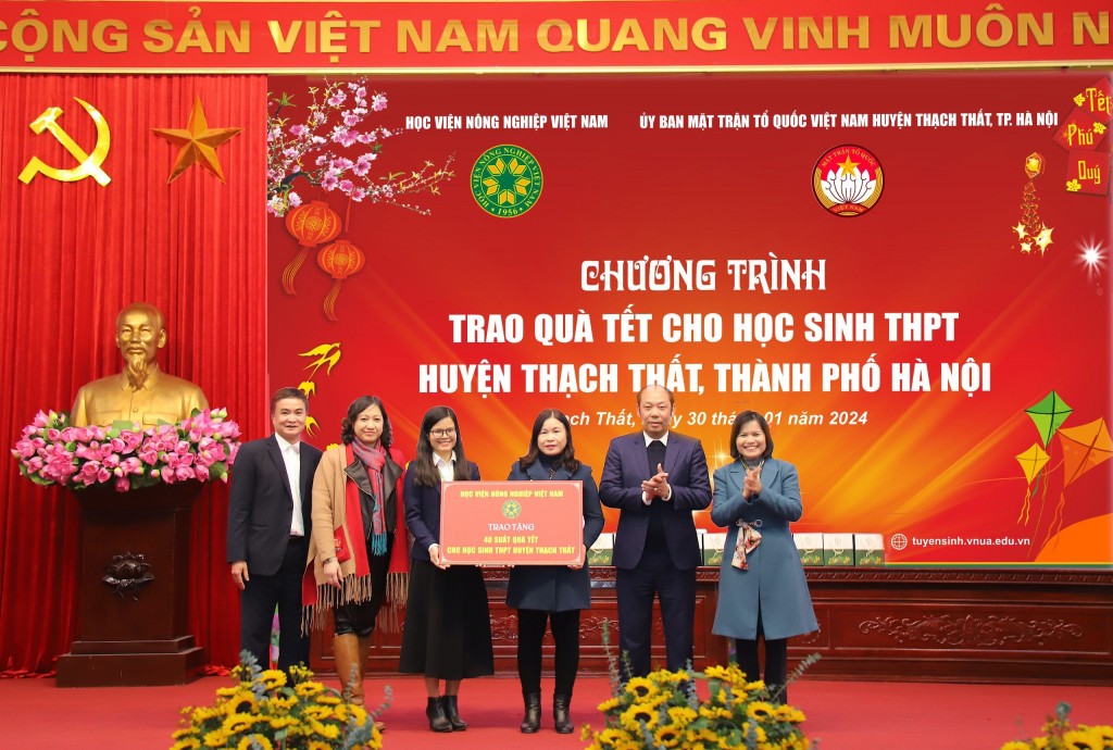Đại diện Học viện Nông nghiệp Việt Nam trao quà cho tới lãnh đạo huyện Thạch Thất Đại diện Học viện Nông nghiệp Việt Nam trao quà cho tới lãnh đạo huyện Thạch Thất