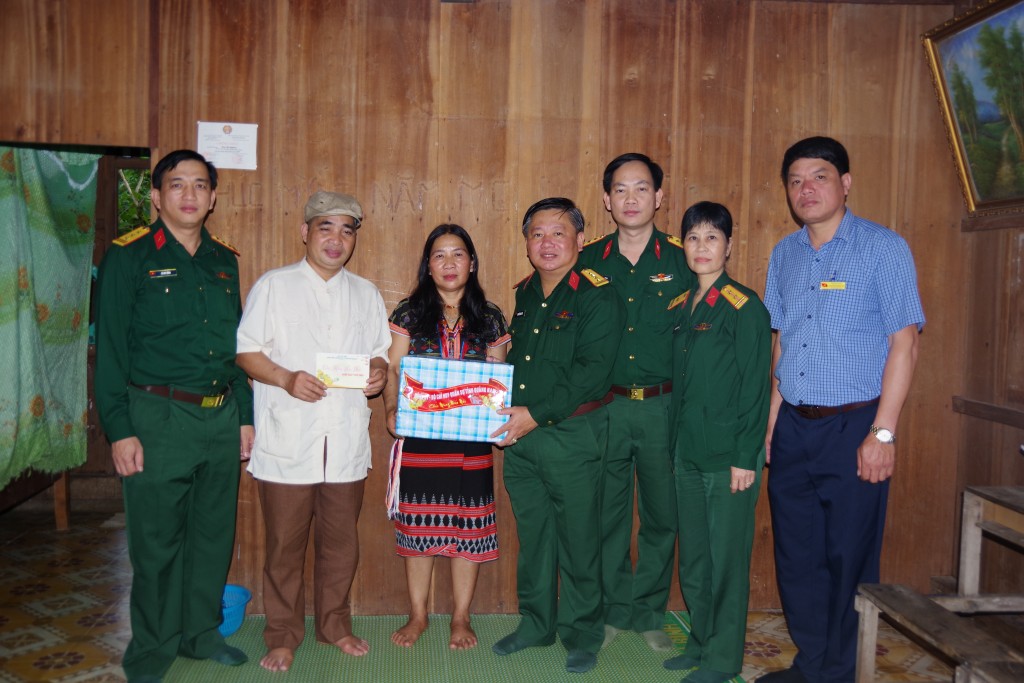 Đại tá Nguyễn Văn Tâm, Phó Chính ủy Bộ CHQS tỉnh thăm, tặng quà cho đối tượng chính sách tại xã Lăng, huyện Tây Giang Đại tá Nguyễn Văn Tâm, Phó Chính ủy Bộ CHQS tỉnh thăm, tặng quà cho đối tượng chính sách tại xã Lăng, huyện Tây Giang