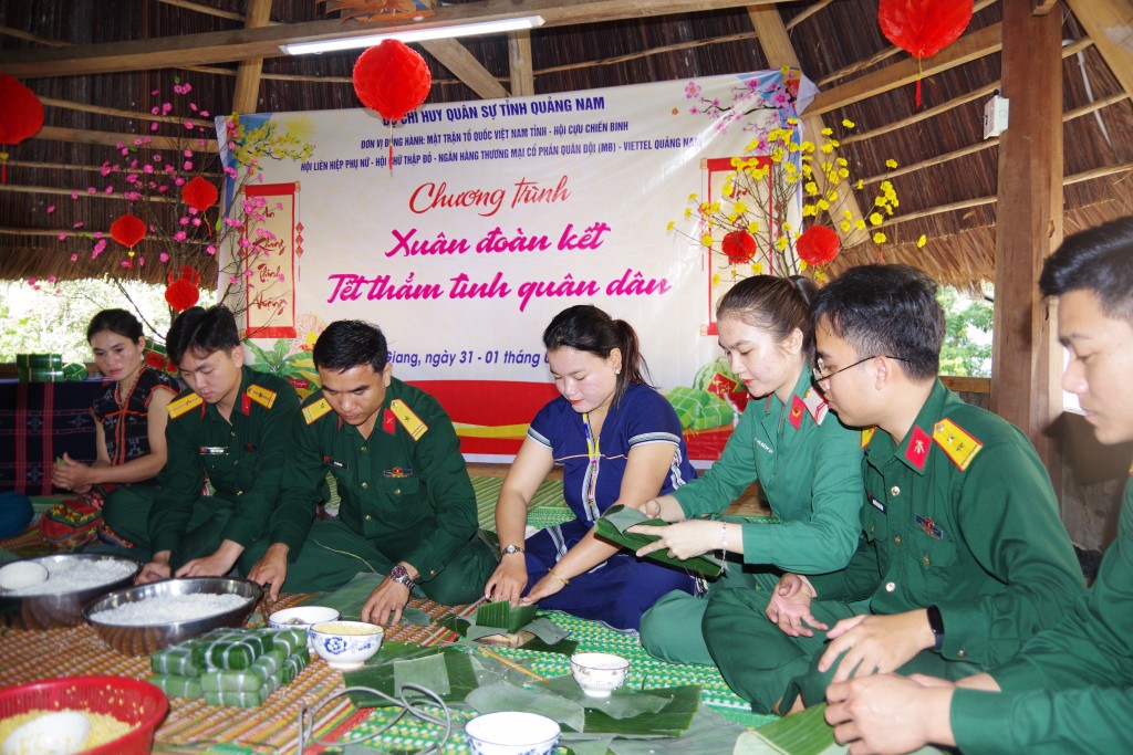 Ngày hội thi gói bánh chưng xanh Ngày hội thi gói bánh chưng xanh