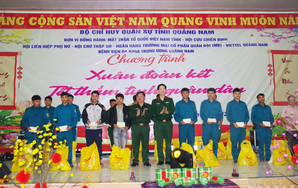 Tặng quà cho cán bộ, sĩ quan, QNCN và lực lượng DQTV có hoàn cảnh khó khăn Tặng quà cho cán bộ, sĩ quan, QNCN và lực lượng DQTV có hoàn cảnh khó khăn