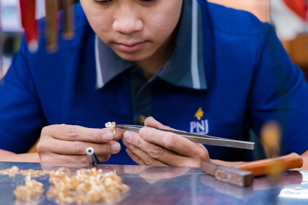 Mỗi tác phẩm đều được người thợ chăm chút, tỉ mỉ Mỗi tác phẩm đều được người thợ chăm chút, tỉ mỉ