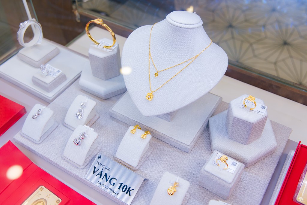 Trang sức của BST Kim Bảo Như Ý có thiết kế theo biểu tượng mong cầu may mắn gửi gắm ước nguyện năm mới Trang sức của BST Kim Bảo Như Ý có thiết kế theo biểu tượng mong cầu may mắn gửi gắm ước nguyện năm mới