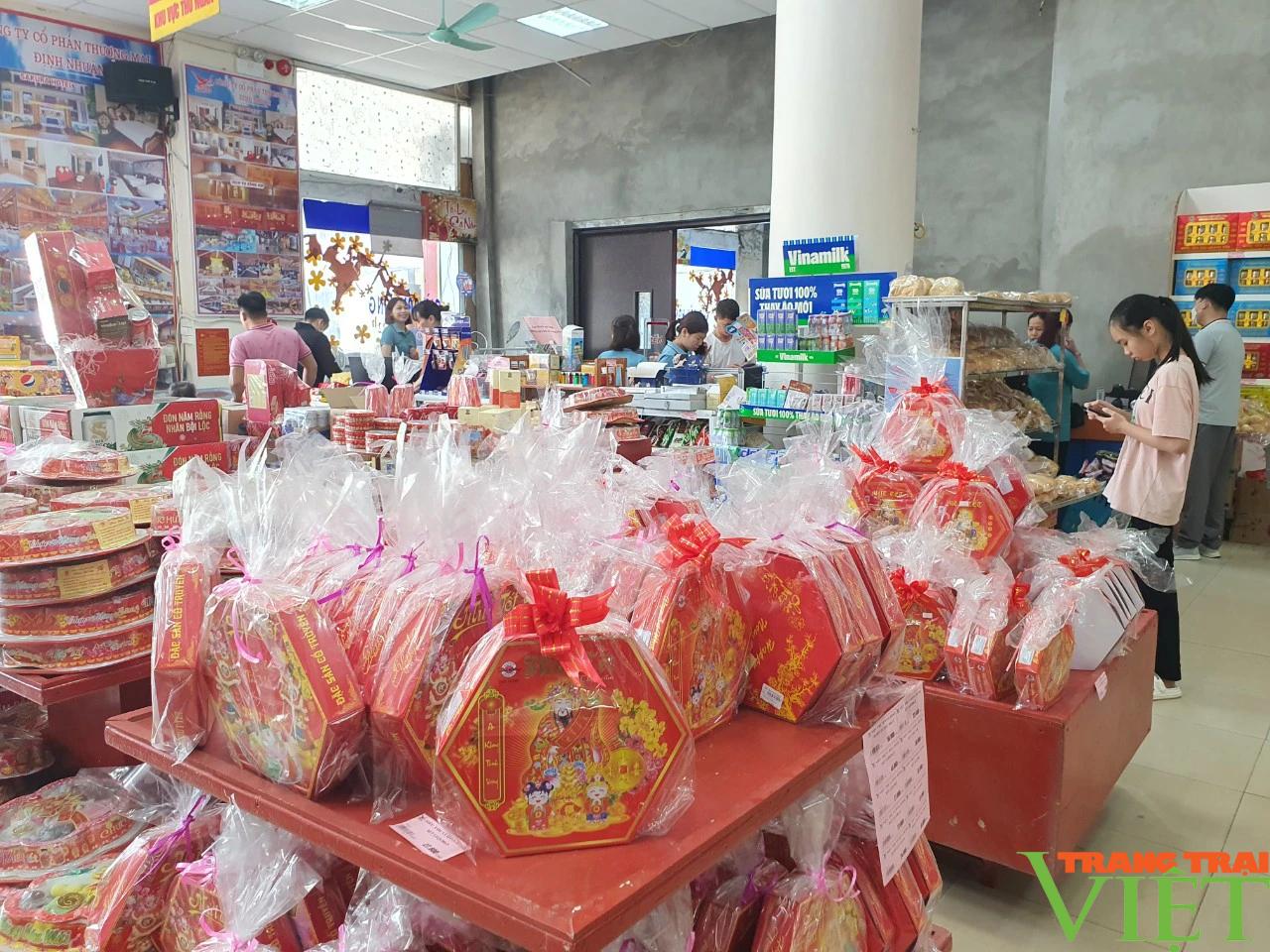 Đa dạng hàng hóa phục vụ người dân Hòa Bình dịp Tết Nguyên đán- Ảnh 3. Đa dạng hàng hóa phục vụ người dân Hòa Bình dịp Tết Nguyên đán- Ảnh 3.