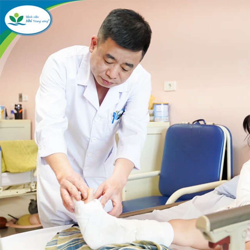Bác sĩ Lê Tuấn Anh Thăm khám cho một bệnh nhi đang điều trị tại khoa do bị hoại tử do kẹt chân. Bác sĩ Lê Tuấn Anh Thăm khám cho một bệnh nhi đang điều trị tại khoa do bị hoại tử do kẹt chân.