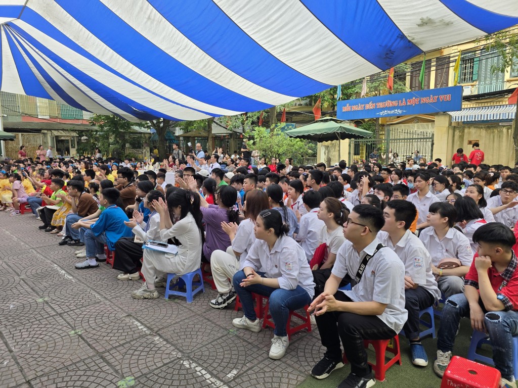 Học sinh khuyết tật giới thiệu sách về Hà Nội Học sinh khuyết tật giới thiệu sách về Hà Nội