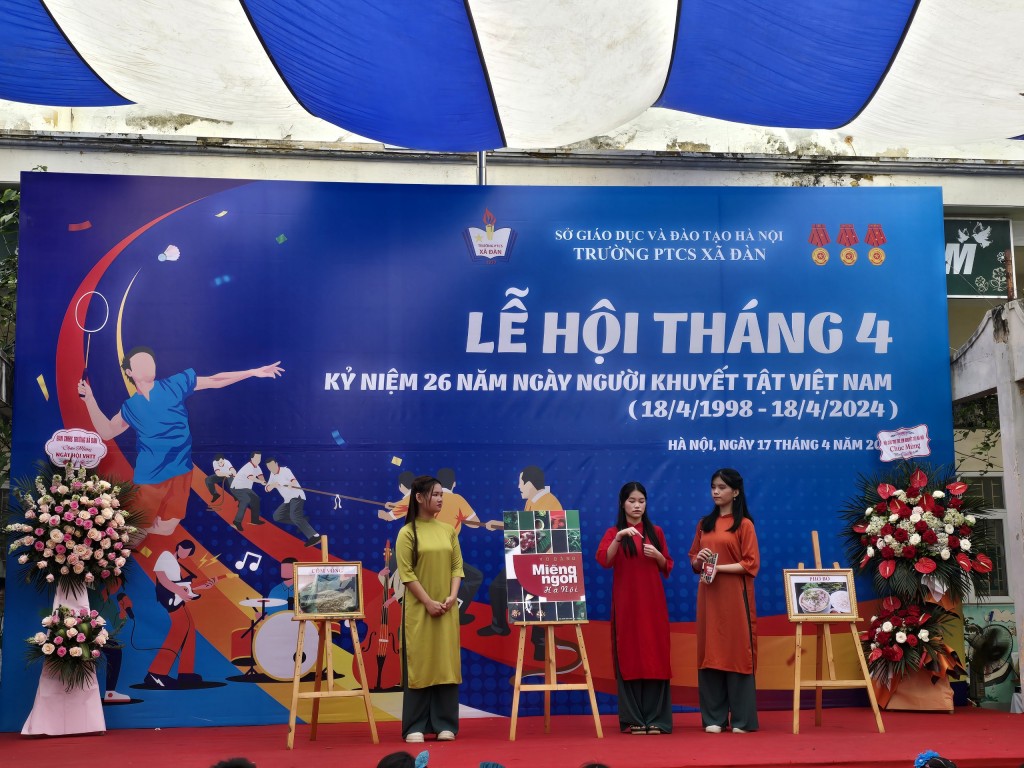 Các em học sinh giới thiệu những cuốn sách hay về Hà Nội Các em học sinh giới thiệu những cuốn sách hay về Hà Nội