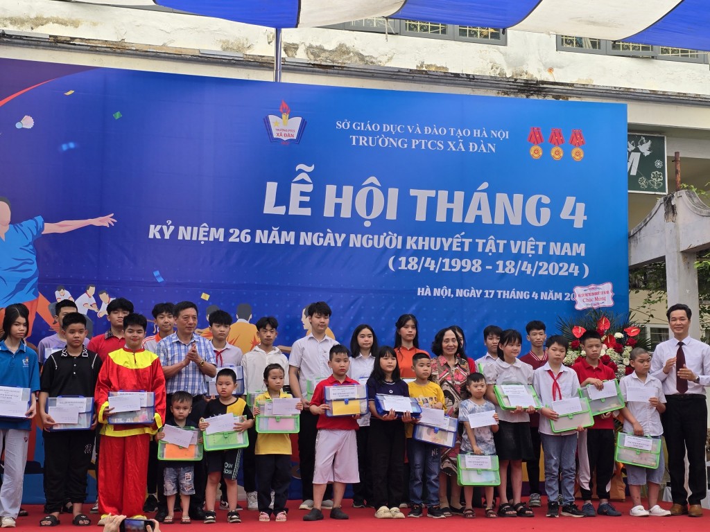 Đoàn, Đội trường PTCS Xã Đàn tặng quà cho 28 em học sinh khuyết tật vượt khó Đoàn, Đội trường PTCS Xã Đàn tặng quà cho 28 em học sinh khuyết tật vượt khó