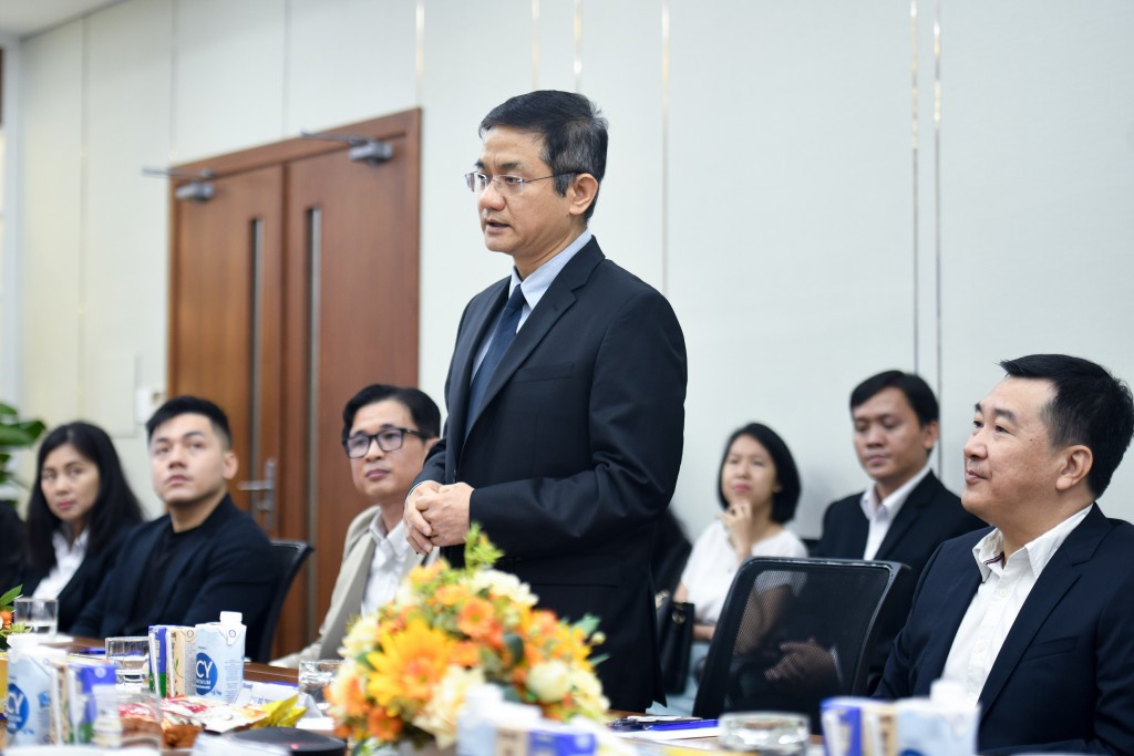 Ông Nguyễn Quang Trí, Giám đốc Điều hành Vinamilk, phát biểu về những định hướng cho hợp tác chiến lược trong buổi lễ kí kết. Ảnh: Vi Nam Ông Nguyễn Quang Trí, Giám đốc Điều hành Vinamilk, phát biểu về những định hướng cho hợp tác chiến lược trong buổi lễ kí kết. Ảnh: Vi Nam