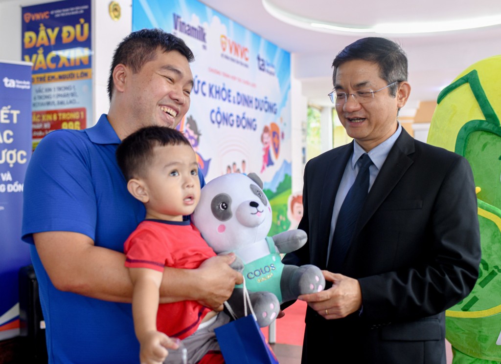 Ông Nguyễn Quang Trí – Giám đốc Điều hành Vinamilk, tặng quà cho các gia đình, các bé đến tiêm ngừa tại Trung tâm VNVC trong ngày kí kết hợp tác. Ảnh: Vi Nam Ông Nguyễn Quang Trí – Giám đốc Điều hành Vinamilk, tặng quà cho các gia đình, các bé đến tiêm ngừa tại Trung tâm VNVC trong ngày kí kết hợp tác. Ảnh: Vi Nam