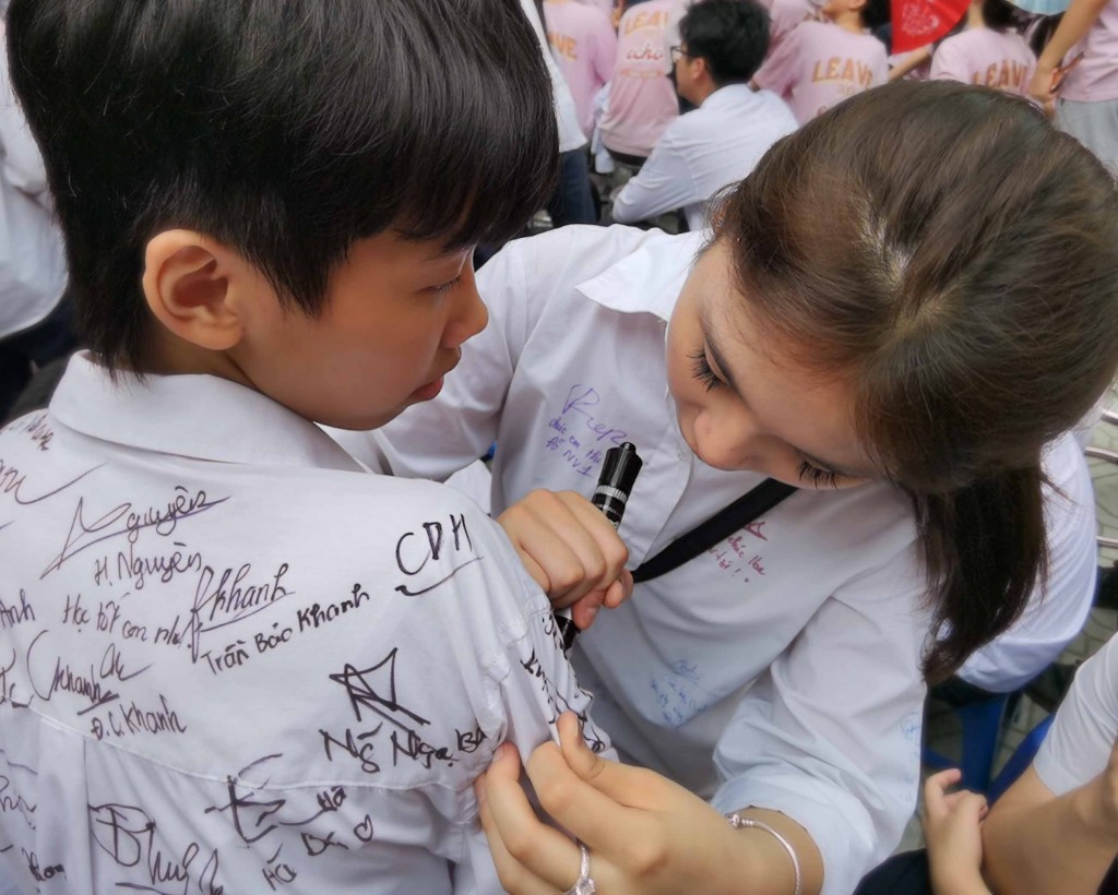 Học trò lớp 9 lưu luyến thầy cô, cùng chúc nhau thi đỗ