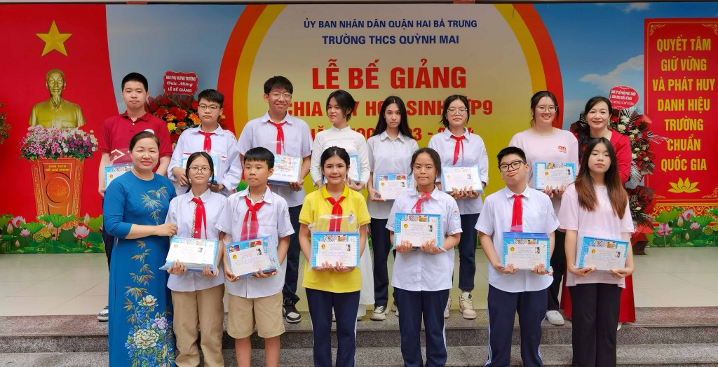 Học trò lớp 9 lưu luyến thầy cô, cùng chúc nhau thi đỗ